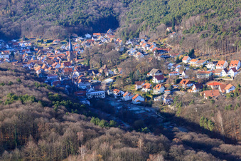 Schrägluftbild von Ortsansicht des Dornöschens der Pfalz versteckt in den Bergen des Pflälzerwalds in Dörrenbach im Bundesland Rheinland-Pfalz, Deutschland