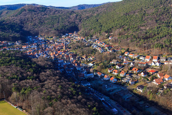Ortsansicht des Dornöschens der Pfalz versteckt in den Bergen des Pflälzerwalds in Dörrenbach im Bundesland Rheinland-Pfalz, Deutschland von oben