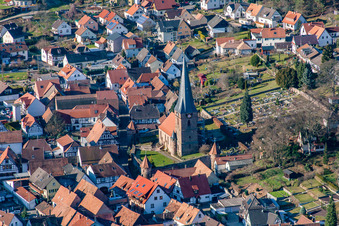 Luftbild von Kirchengebäude der Wehrkirche St. Martin im Dorfkern in Dörrenbach im Bundesland Rheinland-Pfalz, Deutschland