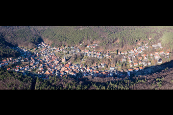 Panorama vom Ortsbereich und der Umgebung in Dörrenbach im Bundesland Rheinland-Pfalz, Deutschland