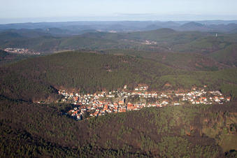 Wald und Berglandschaft des südlichen Pfälzerwald in Dörrenbach im Bundesland Rheinland-Pfalz, Deutschland von oben