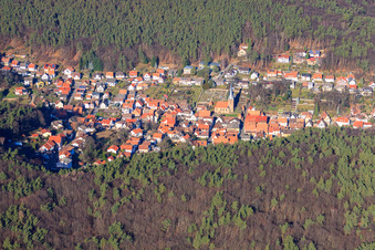 Ortsansicht des Dornöschens der Pfalz versteckt in den Bergen des Pflälzerwalds in Dörrenbach im Bundesland Rheinland-Pfalz, Deutschland aus der Vogelperspektive