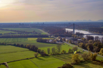 Autobahnbrücke über den Rhein bei Speyer von Nordosten in Hockenheim im Bundesland Baden-Württemberg, Deutschland