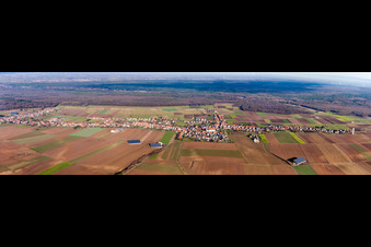 Luftaufnahme von Panorama Perspektive des Längsten Dorf des Elsaß in Schleithal in Grand Est im Bundesland Bas-Rhin, Frankreich