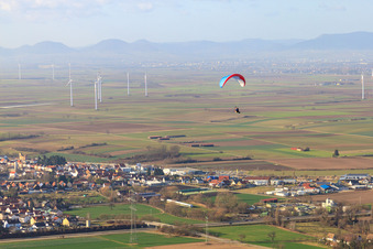 Paragleiter über dem Industriegebiet Nordring in Rülzheim im Bundesland Rheinland-Pfalz, Deutschland