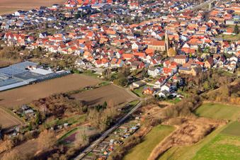 Schrägluftbild von Kath. Kirche St. Johannes der Täufer im Ortsteil Sondernheim in Germersheim im Bundesland Rheinland-Pfalz, Deutschland