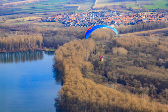 Paragleiter über dem Saalbachkanal im Ortsteil Rußheim in Dettenheim im Bundesland Baden-Württemberg, Deutschland