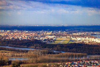 Flugplatz Speyer von Osten im Bundesland Rheinland-Pfalz, Deutschland