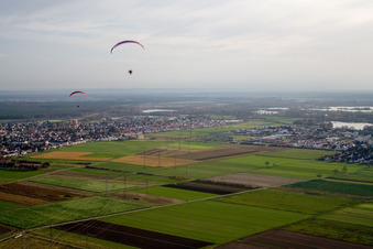 Über Hochspannungsleitungen in Altlußheim im Bundesland Baden-Württemberg, Deutschland