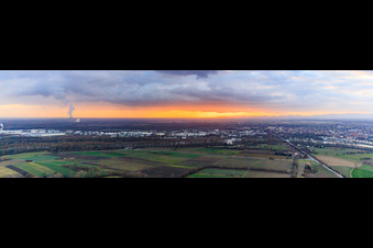 Salierbrücke über den Rhein bei Sonnenuntergang in Altlußheim im Bundesland Baden-Württemberg, Deutschland