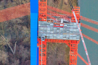 Schrägluftbild von Baustelle zur Renovierung der Pylone der Autobahnbrücke der A61 über den Rhein in Otterstadt im Bundesland Rheinland-Pfalz, Deutschland