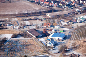 Schrägluftbild von Ortsteil Neuenbürg in Kraichtal im Bundesland Baden-Württemberg, Deutschland