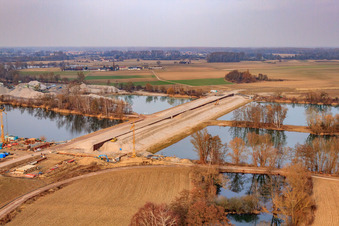 Luftaufnahme von Poldebrücke über den Althrein bei Neupotz im Bundesland Rheinland-Pfalz, Deutschland