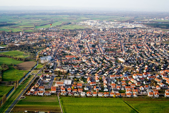 Stadt von Süden in Hockenheim im Bundesland Baden-Württemberg, Deutschland