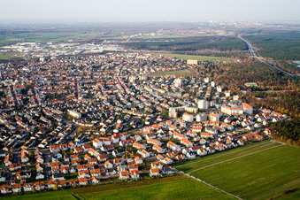 Luftbild von Stadt von Süden in Hockenheim im Bundesland Baden-Württemberg, Deutschland