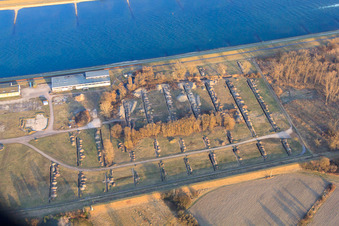 Lagerflächen für Daimler-LKW am Rheinufer im Ortsteil Maximiliansau in Wörth am Rhein im Bundesland Rheinland-Pfalz, Deutschland