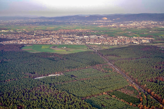 Stadt von Süden in Oftersheim im Bundesland Baden-Württemberg, Deutschland