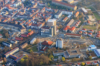 Tournuser Platz mit Sparkasse Südpfalz, Goethe-Gymnasium Germersheim und Stadhalle im Bundesland Rheinland-Pfalz, Deutschland