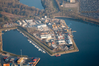 Luftbild von Kaianlagen und Schiffs- Anlegestellen am Hafenbecken des Binnenhafen des Rhein mit Liegeplatz des Motorboot-Sportverein Germersheim e.V. in Germersheim im Bundesland Rheinland-Pfalz, Deutschland