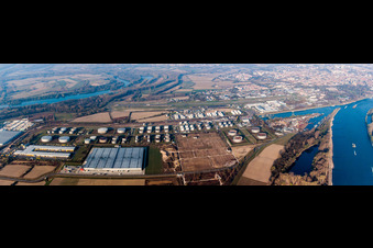 Panorama des Mineralöl - Hochtanklager Tanquid am Flugplatz in Speyer im Bundesland Rheinland-Pfalz, Deutschland