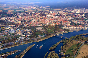 Stadtansicht mit B39-Salierbrücke über den Rhein von Südosten in Speyer im Bundesland Rheinland-Pfalz, Deutschland