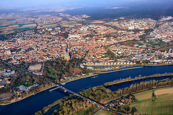 Luftbild von Stadtansicht mit B39-Salierbrücke über den Rhein von Südosten in Speyer im Bundesland Rheinland-Pfalz, Deutschland