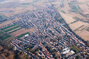 Ortsteil Heiligenstein in Römerberg im Bundesland Rheinland-Pfalz, Deutschland aus der Drohnenperspektive