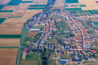 Schrägluftbild von Lange Straße in Ottersheim bei Landau im Bundesland Rheinland-Pfalz, Deutschland