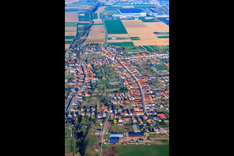 Lange Straße in Ottersheim bei Landau im Bundesland Rheinland-Pfalz, Deutschland von oben