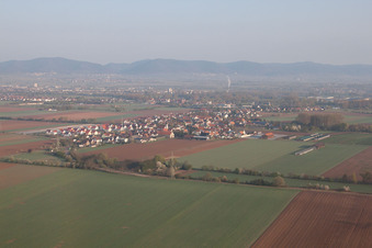 Ortsteil Mörlheim in Landau in der Pfalz im Bundesland Rheinland-Pfalz, Deutschland von oben gesehen