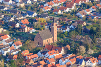 Kirche am Friedhof in der Spanierstraße in Essingen im Bundesland Rheinland-Pfalz, Deutschland