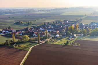 Dorf von Südwesten in Kleinfischlingen im Bundesland Rheinland-Pfalz, Deutschland