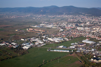 Neustadt an der Weinstraße im Bundesland Rheinland-Pfalz, Deutschland aus der Drohnenperspektive