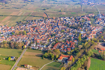 Weinort von Südosten in Deidesheim im Bundesland Rheinland-Pfalz, Deutschland