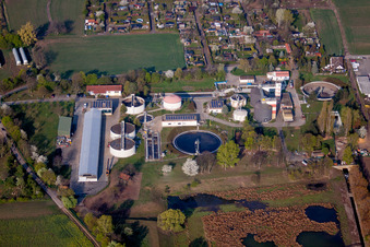Klärwerks- Becken und Reinigungsstufen zur Abwasserbehandlung in Grünstadt im Bundesland Rheinland-Pfalz, Deutschland