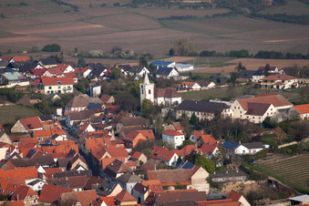 Ortsansicht der Straßen und Häuser der Wohngebiete in Bockenheim an der Weinstraße im Ortsteil Großbockenheim im Bundesland Rheinland-Pfalz, Deutschland von oben