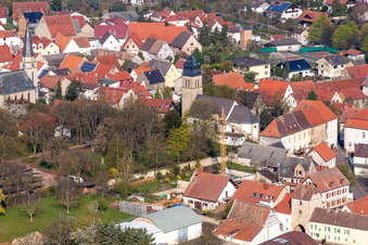 Kirchengebäude der Kath. Kirche St. Peter und Paul in Ober-Flörsheim im Bundesland Rheinland-Pfalz, Deutschland