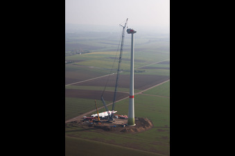 Baustelle zur Windrad- Turm Montage der juwi Holding AG auf einem Feld bei Gabsheim im Bundesland Rheinland-Pfalz, Deutschland