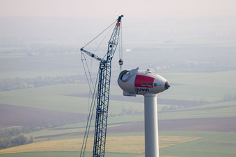 Luftbild von Baustelle zur Windrad- Turm Montage der juwi Holding AG auf einem Feld bei Gabsheim im Bundesland Rheinland-Pfalz, Deutschland