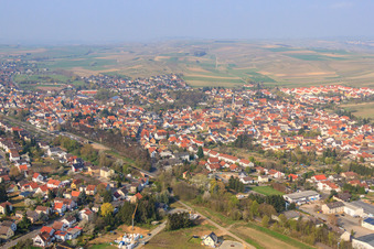 Stadtansicht aus Nordosten im Ortsteil Nieder-Saulheim im Bundesland Rheinland-Pfalz, Deutschland