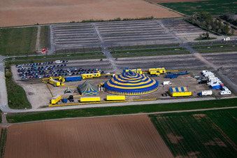 Circus- Zelt- Kuppeln eines Zirkus in Mainz im Ortsteil Hechtsheim im Bundesland Rheinland-Pfalz, Deutschland