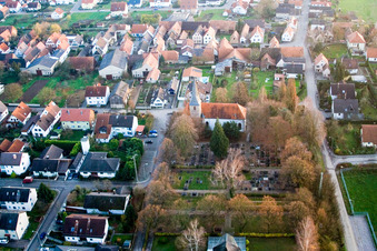 Wolfgangskirche und Friedhof in der Kirchstr in Freckenfeld im Bundesland Rheinland-Pfalz, Deutschland