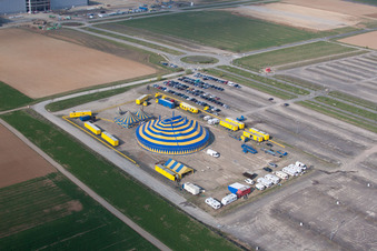 Luftbild von Circus- Zelt- Kuppeln eines Zirkus in Mainz im Ortsteil Hechtsheim im Bundesland Rheinland-Pfalz, Deutschland