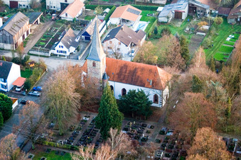 Kirchengebäude der Wolfgangskirche im Dorfkern in Freckenfeld im Bundesland Rheinland-Pfalz, Deutschland