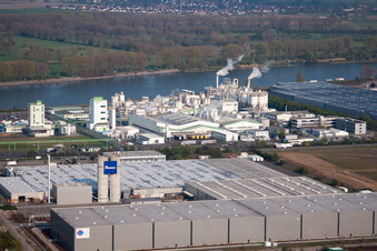 Luftaufnahme von Gebäude und Produktionsanlagen auf dem Werksgelände des Chemieproduzenten Grace GmbH am Rheinufer in Worms im Bundesland Rheinland-Pfalz, Deutschland