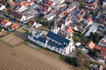 Kirchengebäude der Heilig-Kreuz Kirche des Pfarramt Worms-Horchheim in Worms im Bundesland Rheinland-Pfalz, Deutschland