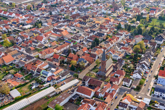 Schrägluftbild von Christuskirche Maxdorf im Bundesland Rheinland-Pfalz, Deutschland