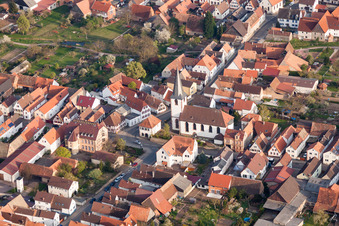 Luftbild von Kirchengebäude der der katholischen Kirche in Ottersheim bei Landau im Bundesland Rheinland-Pfalz, Deutschland