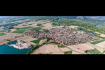 Schrägluftbild von Panorama Perspektive der Ortsansicht der Straßen und Häuser der Wohngebiete in Leimersheim im Bundesland Rheinland-Pfalz, Deutschland