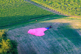 Luftaufnahme von Ballonlandung an der B38 im Ortsteil Ingenheim in Billigheim-Ingenheim im Bundesland Rheinland-Pfalz, Deutschland